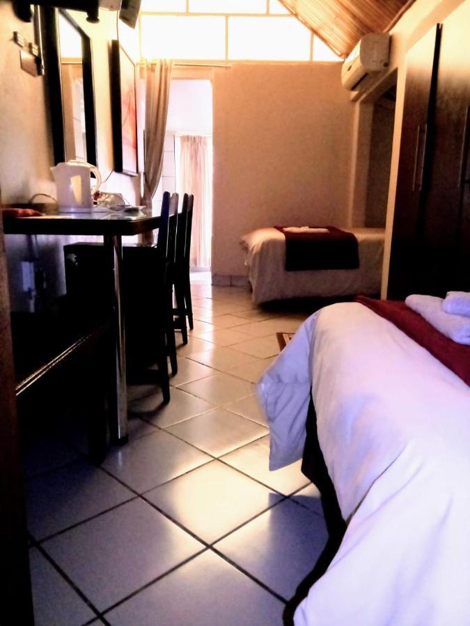 Rustenburg Guesthouse Ngoại thất bức ảnh