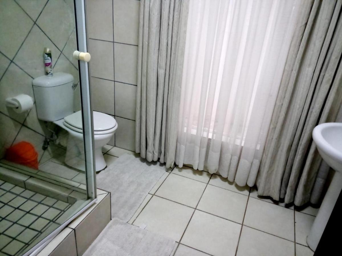 Rustenburg Guesthouse Ngoại thất bức ảnh
