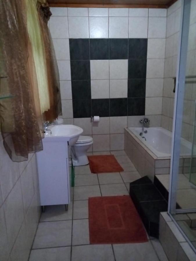 Rustenburg Guesthouse Ngoại thất bức ảnh