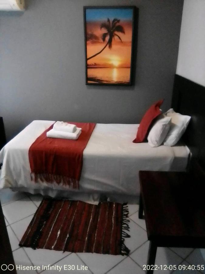 Rustenburg Guesthouse Ngoại thất bức ảnh