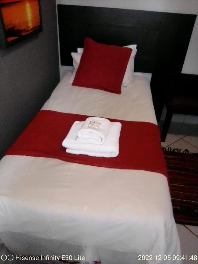 Rustenburg Guesthouse Ngoại thất bức ảnh