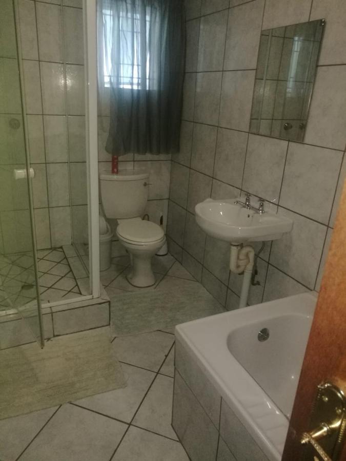 Rustenburg Guesthouse Ngoại thất bức ảnh
